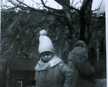 Godt Kledde Born Paa Graanheia Gudrun Torvei Sunde Og Gunnar Sunde