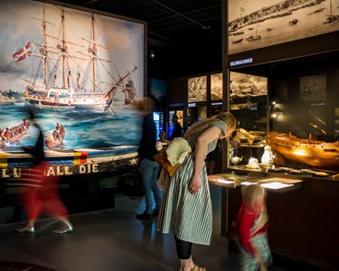 Utstillingen slavegjort forteller historien om Slaveskipet Fredensborgs siste reise, og slavehandelen på 1700-tallet.