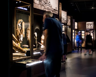 Utstillingen slavegjort forteller historien om Slaveskipet Fredensborgs siste reise, og slavehandelen på 1700-tallet.