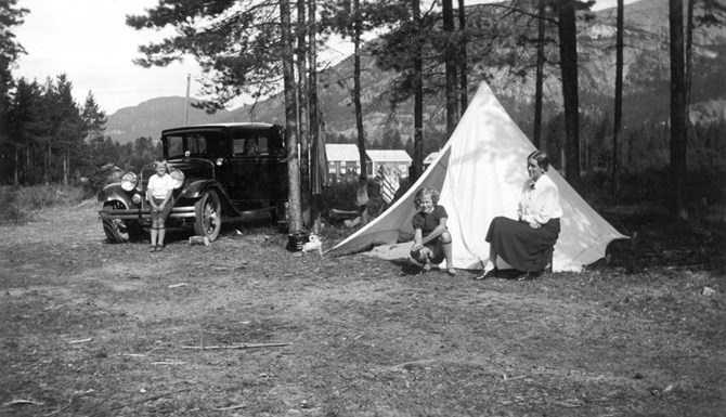 6 EYB 10023 Fam Østby Paa Telttur I Nissedal 1935 36