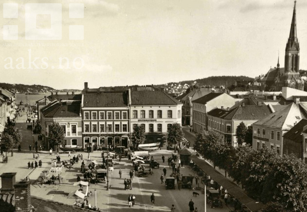 Torvet i Arendal i 1900